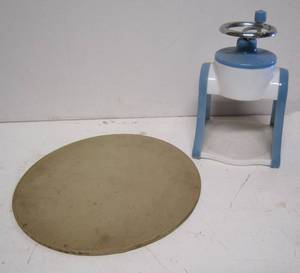 lot 313 image: Pampered Che pizza stone & ice shaver