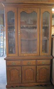lot 322 image: Broyhill china cabinet