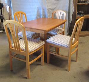 lot 334 image: Small table and chairs
