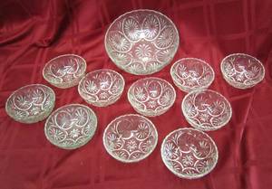 lot 358 image: Set of Flower Pattern Clear Glass Bowls