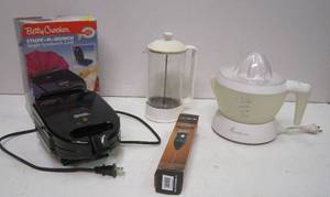 lot 360 image: Lot of Small Kitchen Appliances