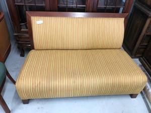 lot 1 image: Entry Bench