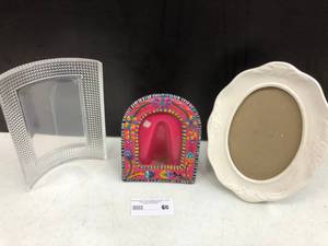 lot 60 image: Picture frames