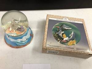 lot 62 image: Snow globes