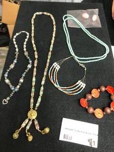 lot 91 image: Assorted costume jewelry 6 pc