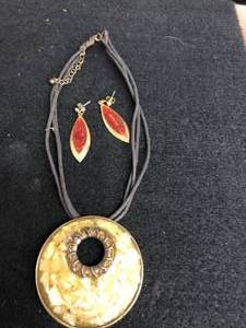 lot 92 image: circle accent necklace and teardrop earrings (gold accents)