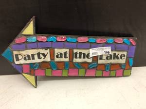 lot 106 image: Lake-house Decor