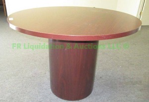 lot 7 image: Laminate wood grain pattern occassional table