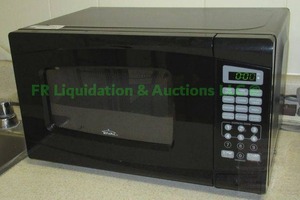 lot 31 image: Rival microwave oven