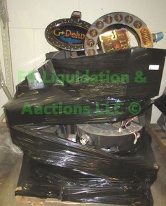 lot 165 image: Assorted slot machine toppers