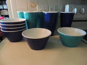 lot 19 image: Party set -  6 bowls, 32 oz. tumblers new