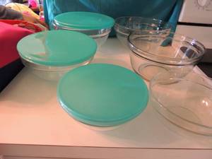 lot 22 image: Set of mixing bowls (two sets of 3)    1 qt., 2 qt., and 3 qt. one set has lids