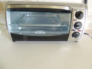lot 25 image: Black & Decker toaster Oven Intertek 3171028