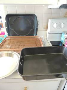 lot 40 image: Fry drain mesh tray with tray brown pan, pie pan lid 10x16 roaster