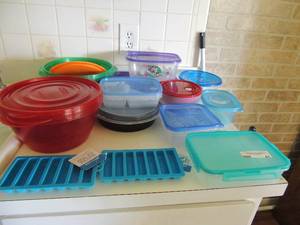 lot 41 image: Plastic ware- Rubbermaid 3 qt. bowls with lids, storage containers and silicone ice trays