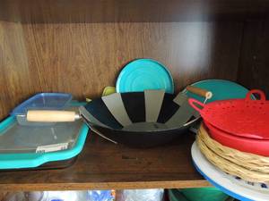 lot 49 image: Wicker plate chargers, various lids, New Pyra large stir fry pan wooden handles, Ancor hawking glass ovenware with cover and more