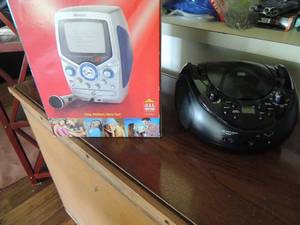 lot 77 image: Intertek AMFM Cd player works used Memorex Karaoke machine 5.5 black and whit monitor with microphone