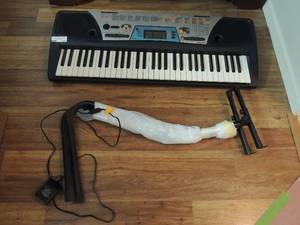 lot 111 image: Yamaha keyboard  with Stand