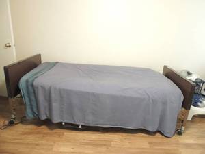 lot 8 image: ELECTRIC Hospital bed - HEAD LIFTS , HAS A HAND CRANK ALSO,  COMES WITH UPGRADED MATTRESS