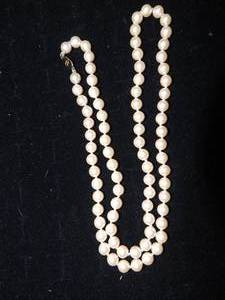 lot 242 image: Monet 28 Pearl necklace