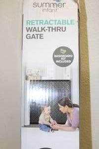 lot 9 image: Summer Infant Retractable Walk-Thru Gate