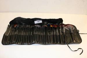 lot 105 image: Make-up Brush Set 32pc