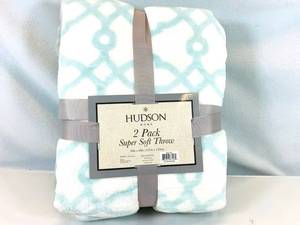 lot 133 image: Hudson Super Soft Throw Blanket