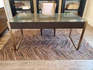 lot 12 image: Hooker Furniture Curata 3-Drawer Writing Desk