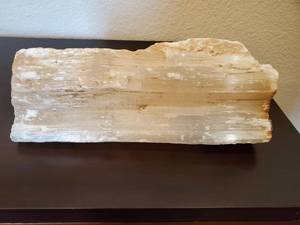 lot 22 image: Mineral Specimen