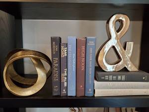 lot 30 image: Books & Decor