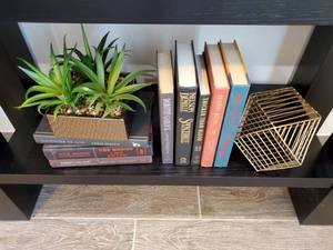 lot 33 image: 8 Books & Decor