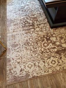lot 43 image: Surya Venezia Collection Rug