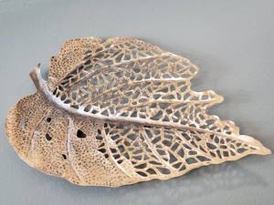 lot 48 image: Large Metal Leaf Wall Decor