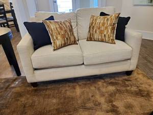 lot 92 image: Klaussner Loveseat with 4 Throw Pillows