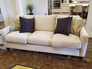 lot 93 image: Klaussner Sofa with 4 Throw Pillows