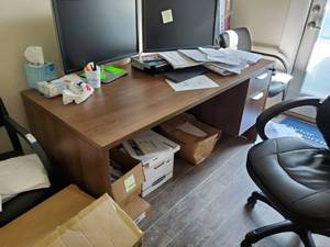 lot 116 image: Office Desk with Keys