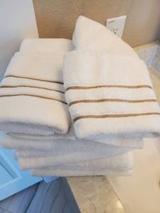 lot 141 image: Fieldcrest Luxury 100% Cotton Towels