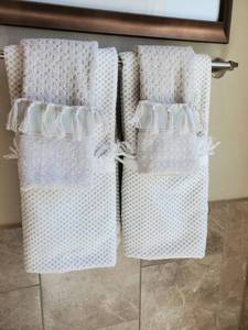 lot 142 image: Threshold 100% Cotton Khaki & White Towels