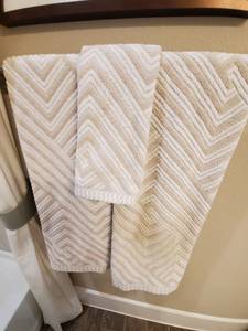 lot 159 image: Nate Berkus 100% Cotton Khaki & White Towels