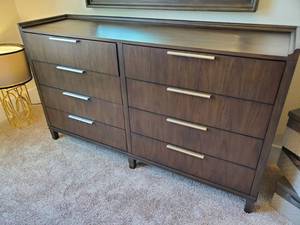 lot 164 image: Liberty Furniture 8 Drawer Dresser