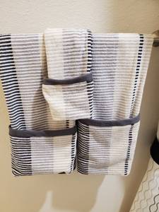 lot 269 image: Threshold 100% Towels