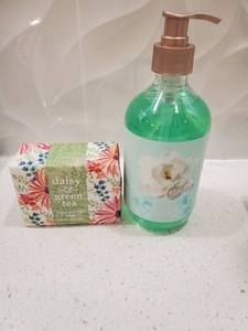 lot 275 image: Bar & Liquid Soap