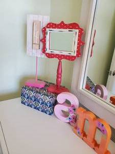 lot 184 image: Girls Room Decor Items
