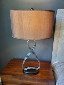 lot 294 image: Stein World Metal Lazy 8 Table Lamp