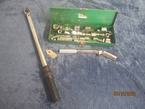 lot 25 image: SOCKET SET WITH SEARS TOOL BOX &amp CRAFTSMAN TORQUE WRENCH 94453