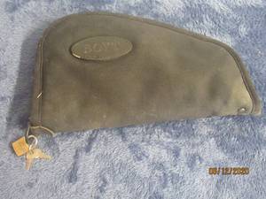 lot 39 image: BOYT&nbsp 12 HAND GUN CASE WITH LOCK &amp 2 KEYS