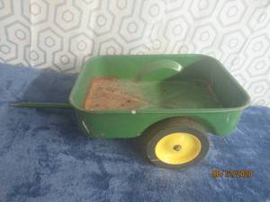 lot 53 image: VINTAGE JOHN DEERE WAGONTRAILER&nbsp&nbsp19L