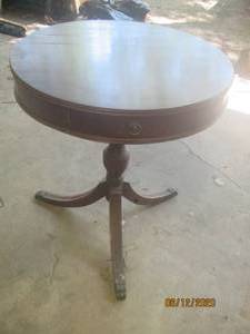 lot 62 image: VINTAGE DUNCAN PHYFE DRUM TABLE WITH METAL TOENAIL FEET&nbsp25 12 DIAM 27 H&nbsp