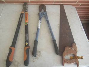 lot 79 image: FISKARS 28 BYPASS LOPPER, 24 BOLT CUTTERS & SAW