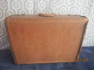 lot 84 image: VINTAGE CROWN SUITCASE WITH BAKELITE HANDLE